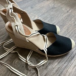 Like new! Excellent condition Roxy espadrilles wedges.